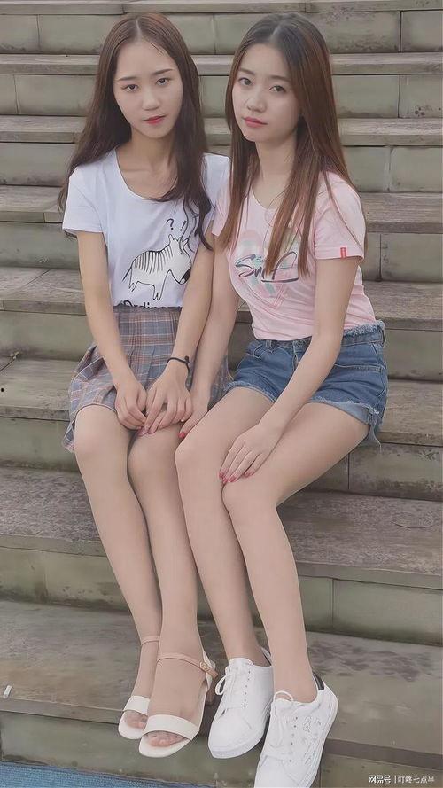 眼镜女学生肉色丝袜诱惑,眼镜女学生性感魅力全开