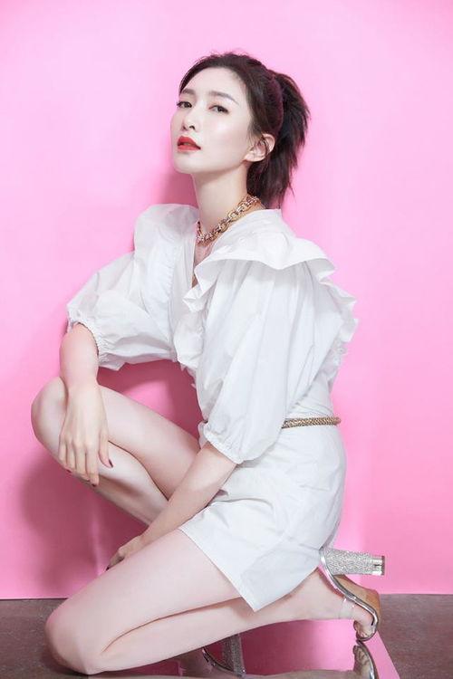 陈乔恩到大腿丝袜图片,大腿线条尽显魅力