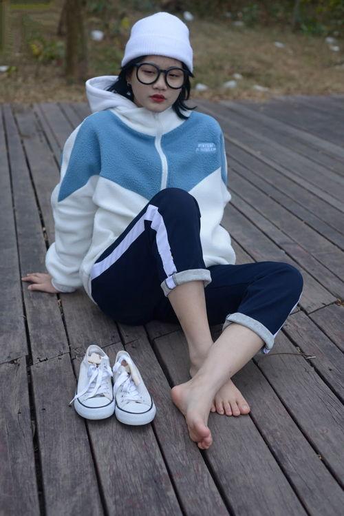 免费白棉袜av,揭秘网络红人AV的流行现象