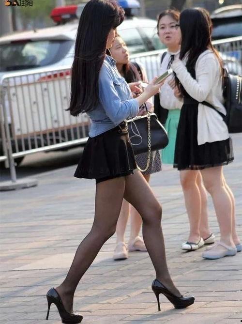 鞋店偷拍丝袜高跟少妇,鞋店里的丝袜高跟少妇秘密